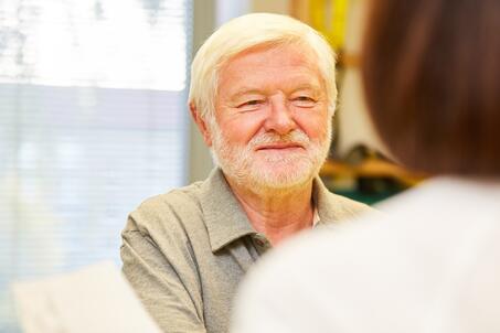 Erwachsener bei der Logopädie